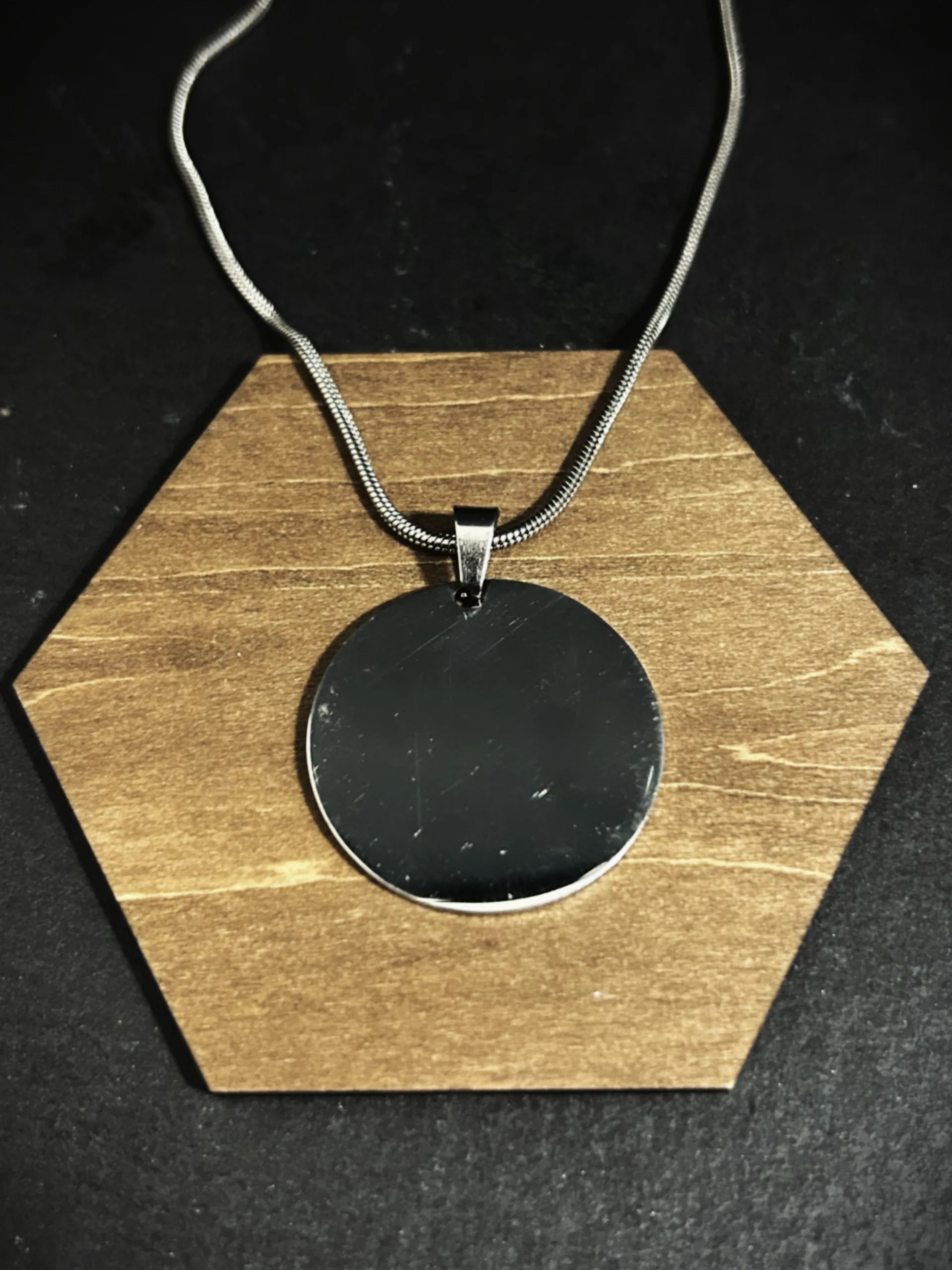 Pendentif médaille gravé Pendentif médaille gravé